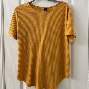 Thick yellow short sleeve shirt with button down back